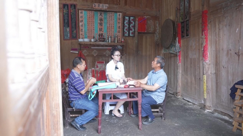 农村订单定向医学生吴婷入户随访高血压患者。