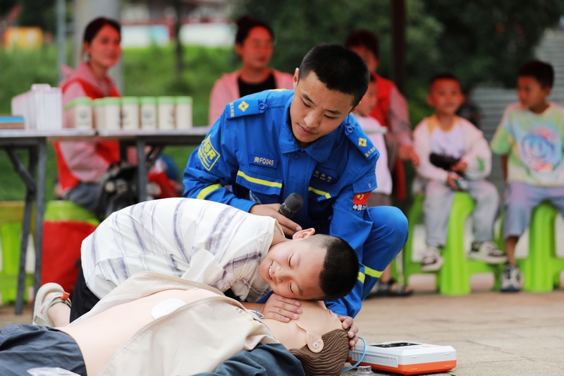 2025年7月11日,在贵州省黔西市锦绣街道锦绣社区,水域救援专业人员在对社区青少年儿童及家长开展心肺复苏演练。