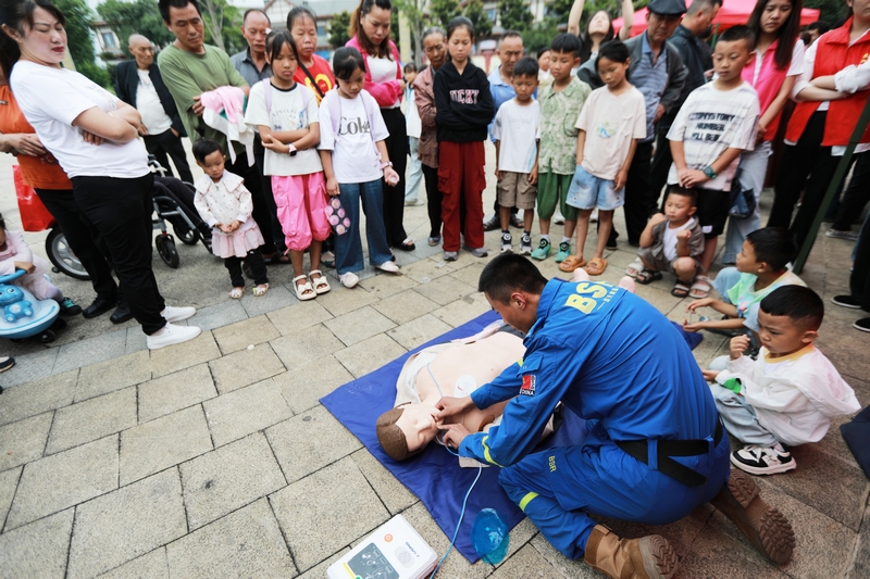 2025年7月11日，在贵州省黔西市锦绣街道锦绣社区，水域救援专业人员在对社区青少年儿童及家长开展心肺复苏演练。