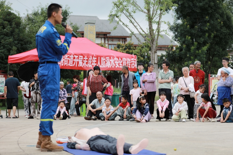 2025年7月11日，在贵州省黔西市锦绣街道锦绣社区，水域救援专业人员在对社区青少年儿童及家长开展心肺复苏演练。