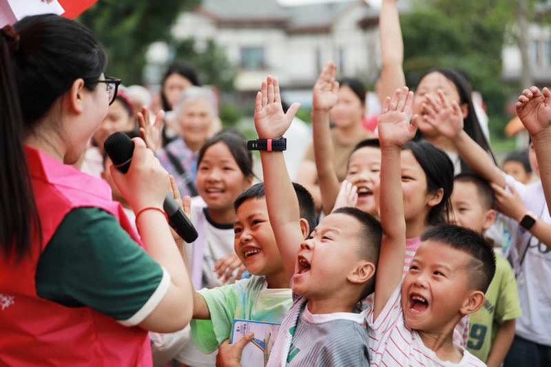 2025年7月11日，在贵州省黔西市锦绣街道锦绣社区，志愿者在对社区青少年儿童（小学、初中生为主）、家长及监护人、社区居民进行防溺水宣传。