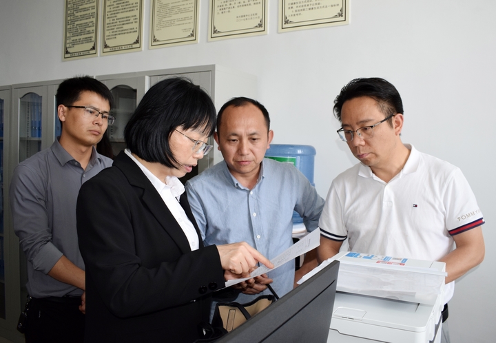 院党委副书记、院长郭群兰带队到科室督导检查结果互认落实情况.JPG
