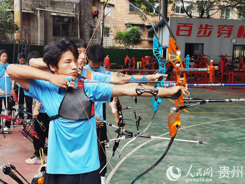 在贵阳市体育中学，同学们正在练习射箭。人民网记者 王秀芳摄.jpg