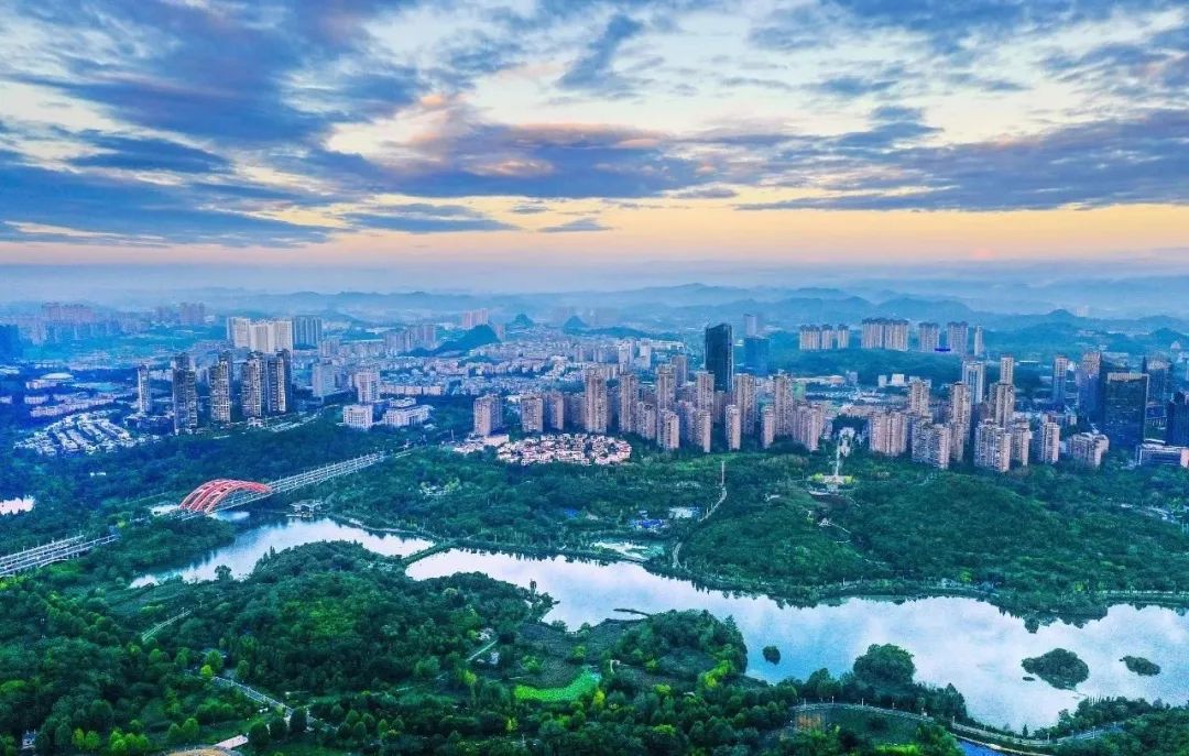 綠意盎然的貴陽市觀山湖。吳林燚攝