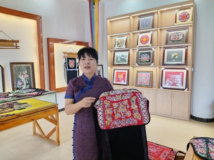 展示绣品..jpg