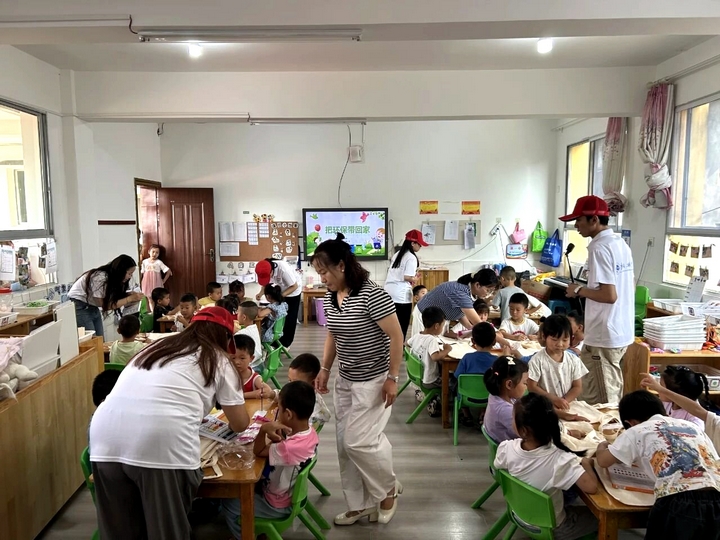 坭坝乡大学生暑假实践中开展趣味进校园活动。习水县融媒体中心供图.jpg