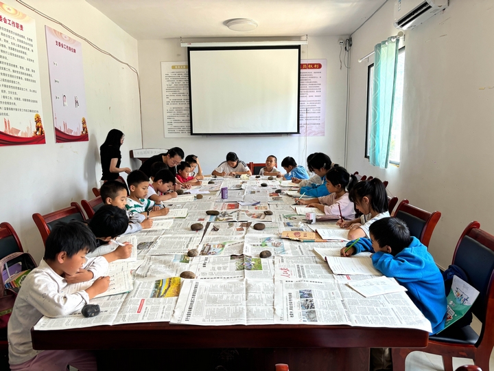 大河沟村文体活动室内，孩子们在“小老师”的指导下完成作业。习水县融媒体中心供图.jpg