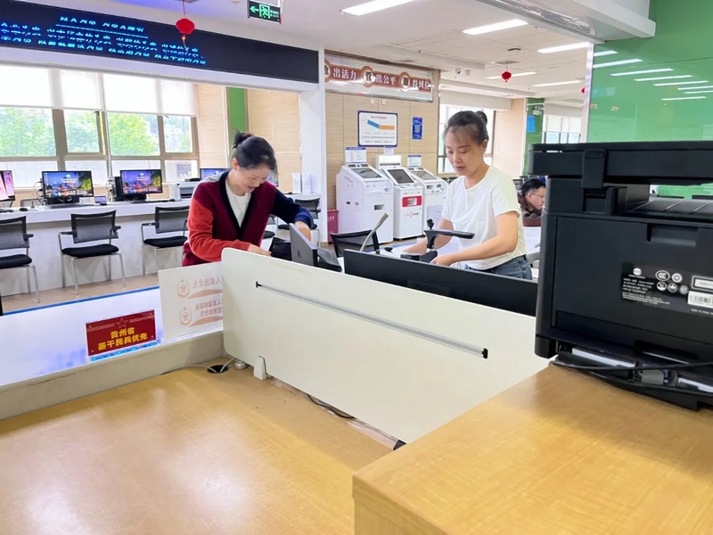 雲岩區政務服務中心醫保辦理窗口。