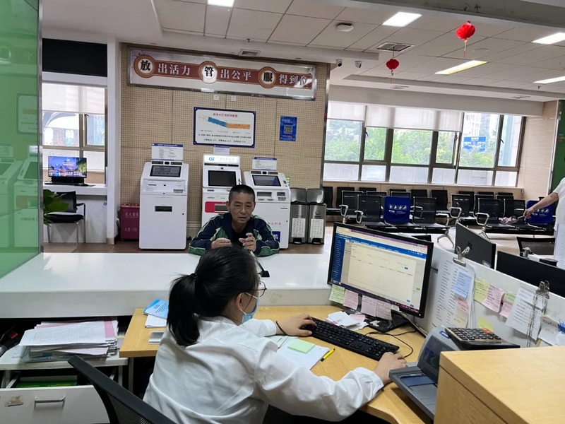群眾辦理醫保相關業務。