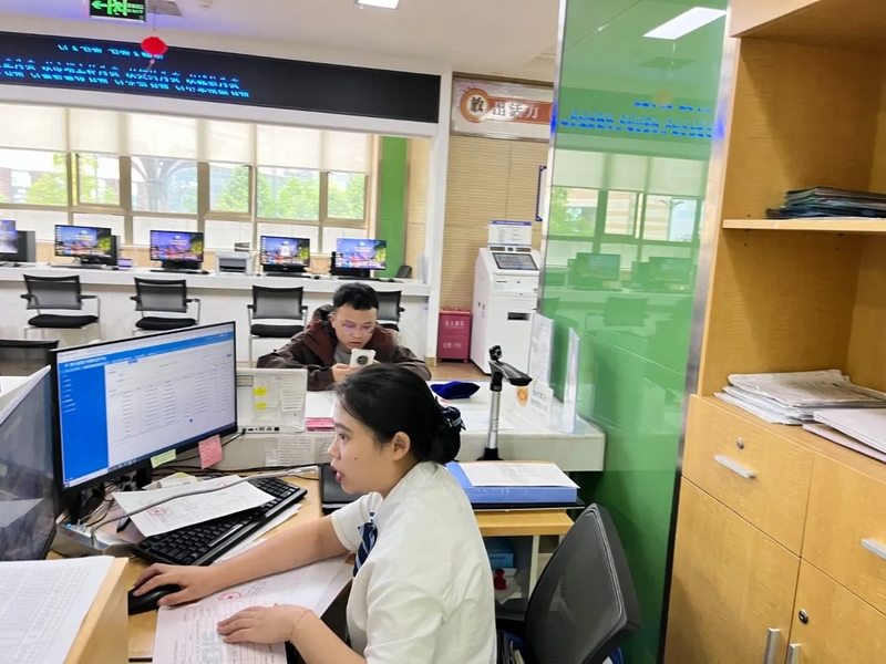 工作人員為群眾辦理業務。