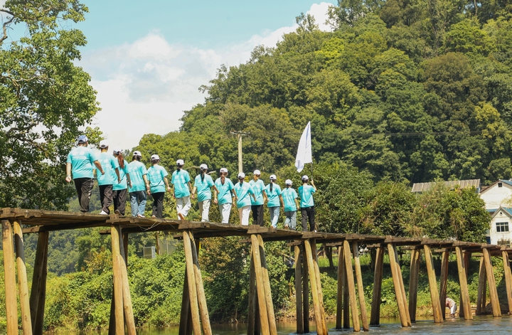 同學們行進在“紅軍橋”上。.jpg