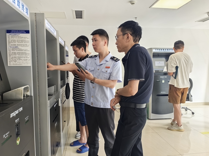 自助服务厅内工作人员正在指导市民办理。.jpg