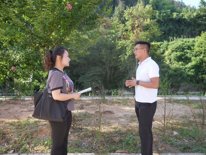沙坝河乡泡木村党支部书记吴文峰与记者交流.jpg