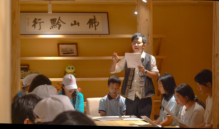 侗族大歌研學基地內韋鋒老師帶領同學們學習侗族大歌演唱 。.jpg