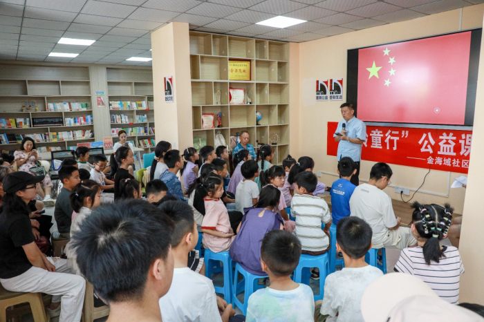 金海域社区“银龄童行”暑期公益课堂开课.jpg
