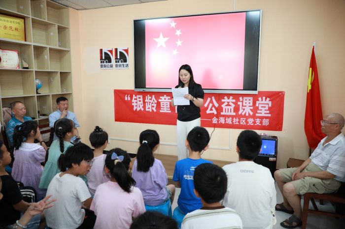 社区相关负责人向孩子们宣传垃圾分类、防溺水、防诈骗、交通安全等知识..jpg