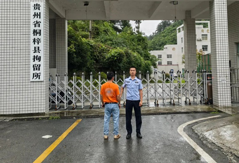 李某某已被依法行政拘留。