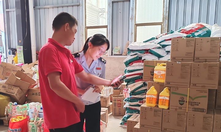 税务部门到都匀经济开发区商贸公司实地核查，进行税务合规提示，.jpg