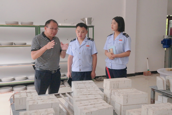 税务”非遗企业合规服务小组“成员走访平塘县牙舟陶生产企业.jpg