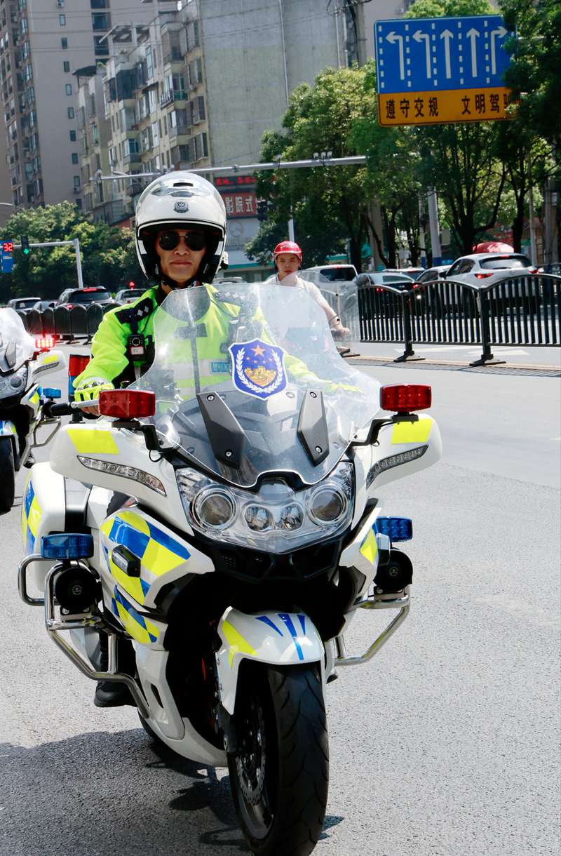 烈日下堅守崗位的仁懷交警。