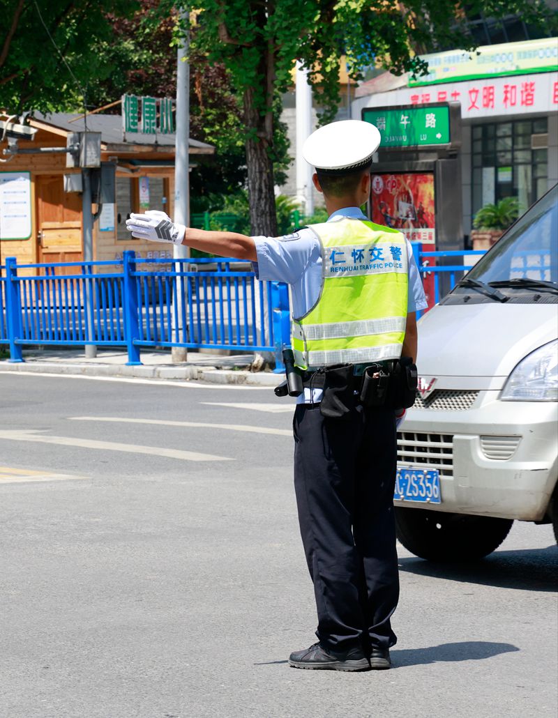 烈日下堅守崗位的仁懷交警。