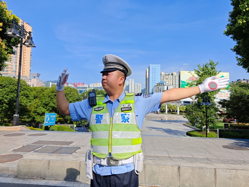 烈日下堅守崗位的仁懷交警。