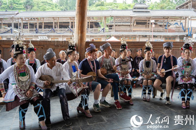 歐洲音樂人在小黃侗寨跟唱侗歌。人民網 陽茜攝