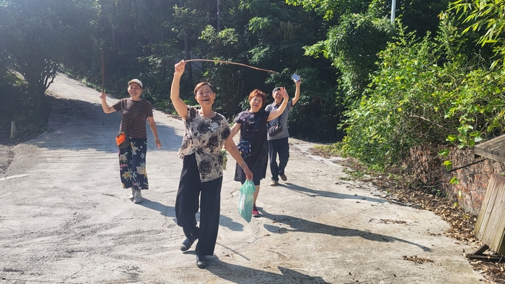 游客散步归来。王华秦摄.jpg