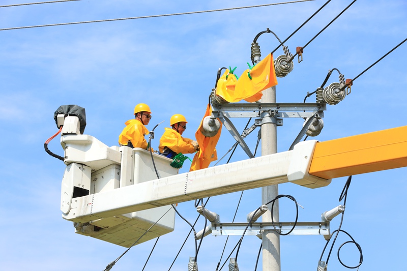 剑河供电局作业人员正在开展带电作业。