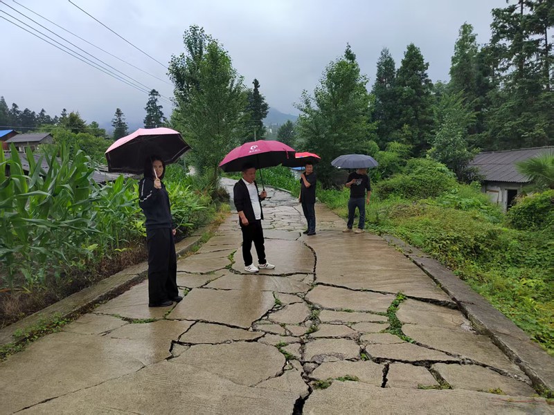 下沉干部排查道路隐患。