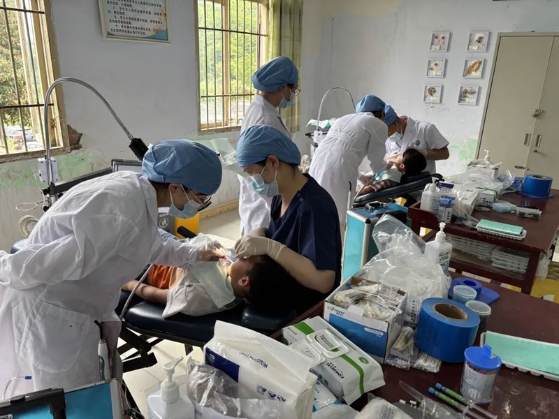 贵阳市口腔医院帮扶团队开展窝沟封闭公益活动。