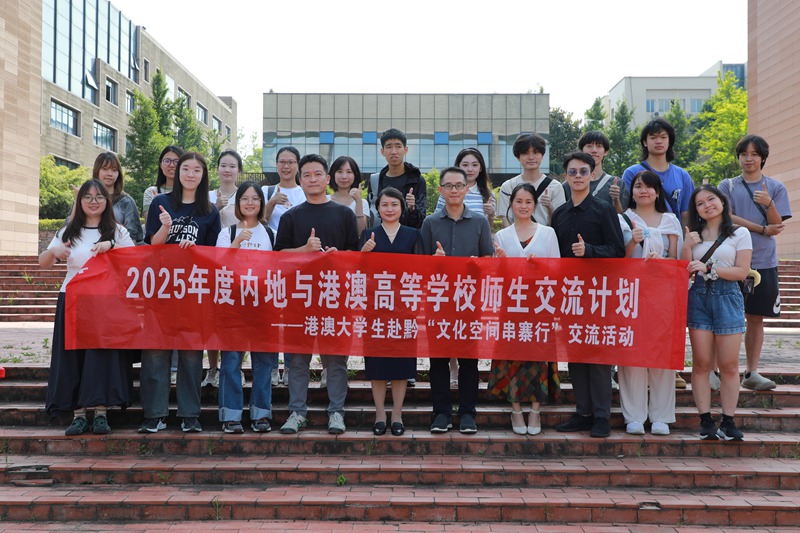 两地师生合影。