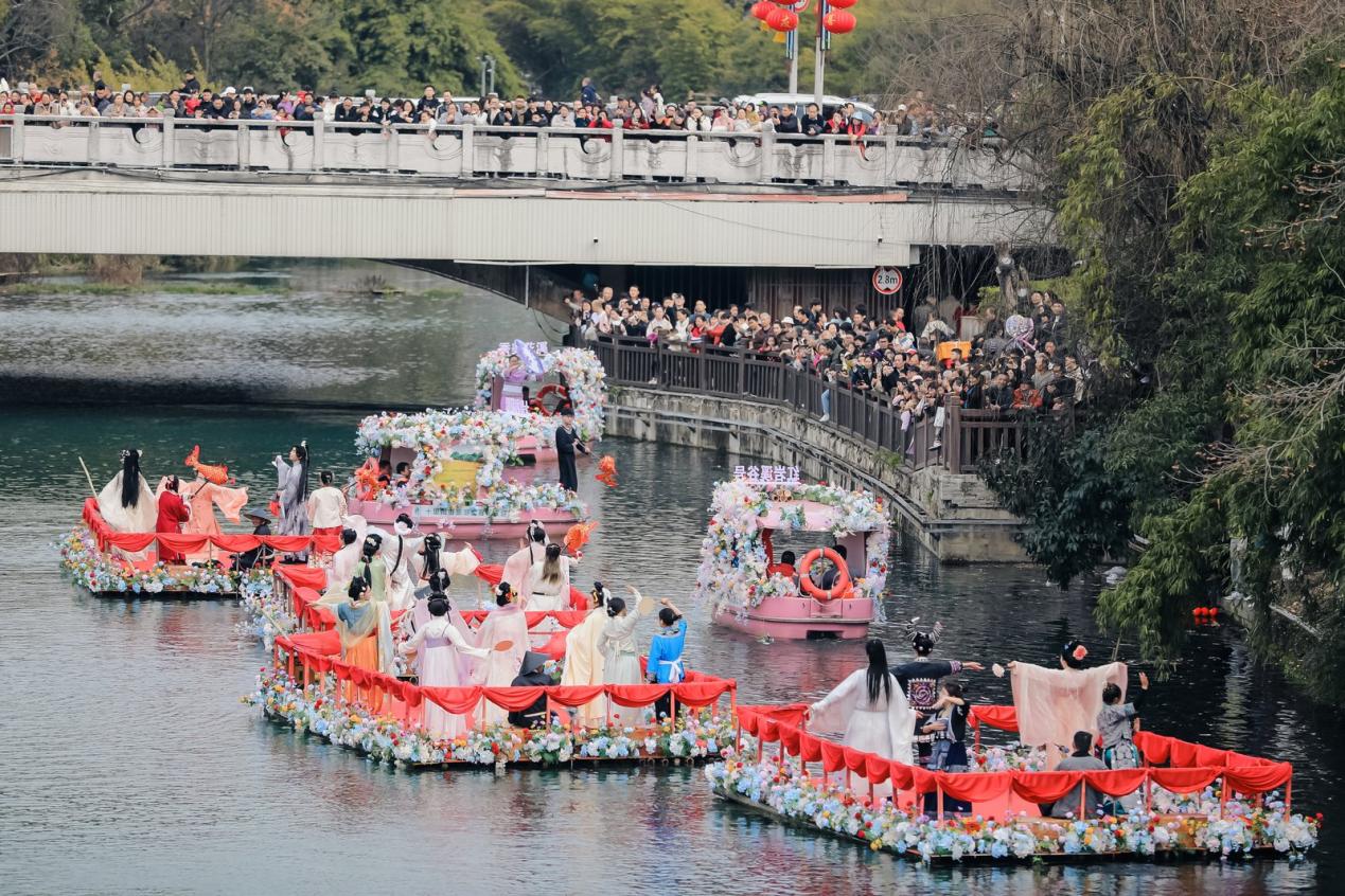 花溪公园水上巡游演艺。贵阳花溪旅游文化开发有限公司供图