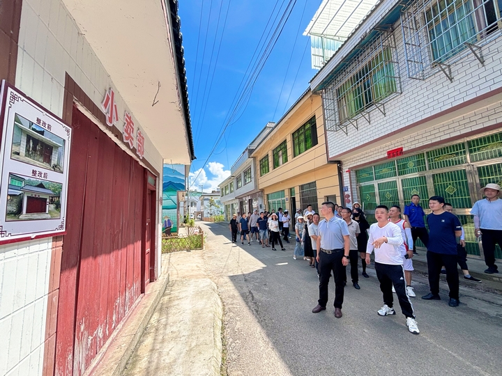  观摩人员实地参观学习.jpg
