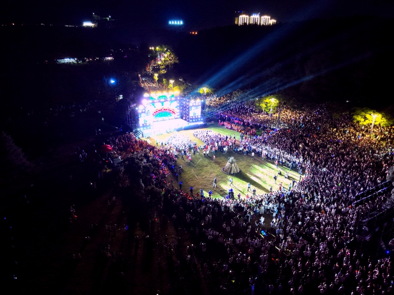 nEO_IMG_2025年七星关区火把狂欢暨避暑旅游季开幕 文艺展演精彩纷呈。饶以忠摄