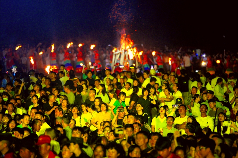 2025年七星关区火把狂欢暨避暑旅游季开幕式现场 市民正在观看精彩节目。饶以忠摄