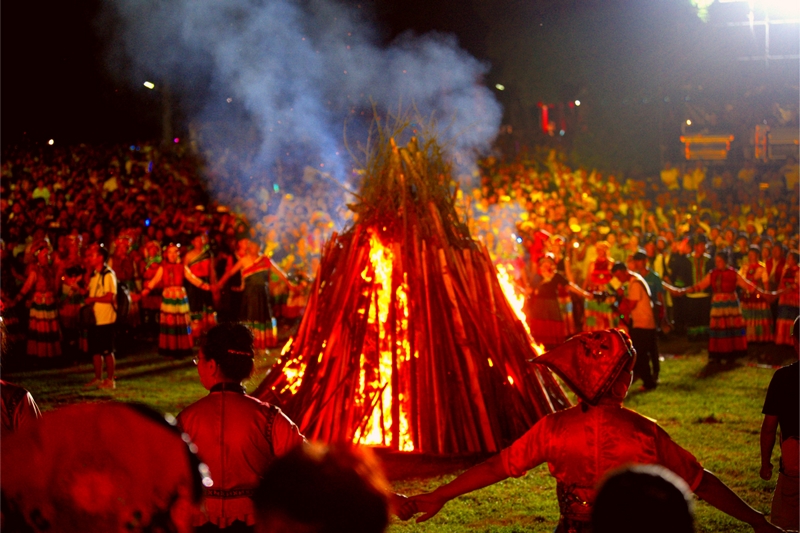 游客围着火堆跳乌蒙欢歌。文杰摄