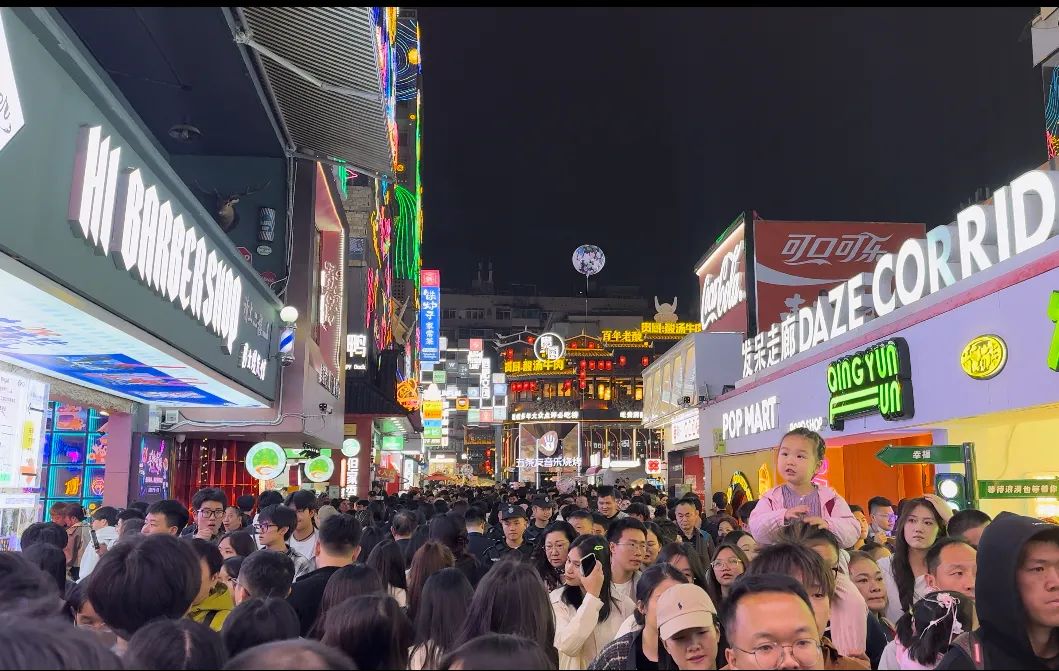 青雲市集游人如織。