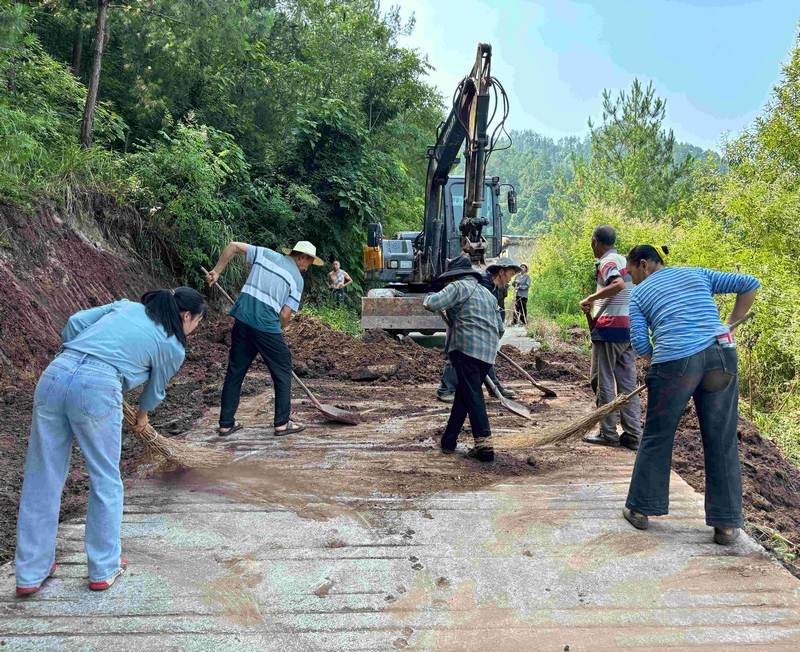 齐心村村民与干部合力道路清障。习水县融媒体中心供图