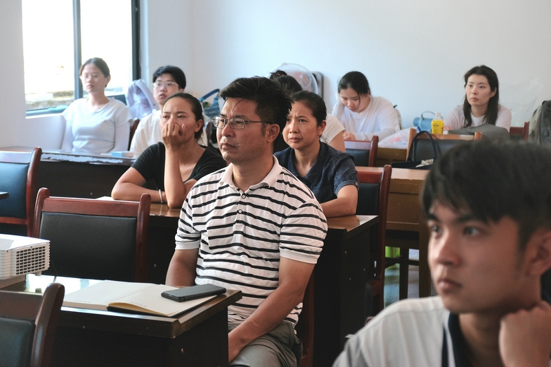 团队深入关岭自治县凡化村开展电商直播技能培训。