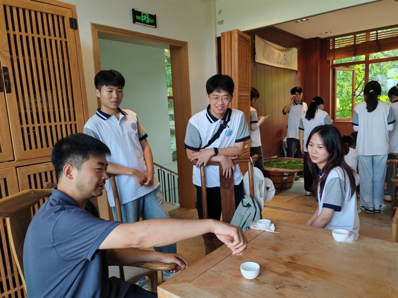 两校师生交流屯堡小锅茶的制作技艺。