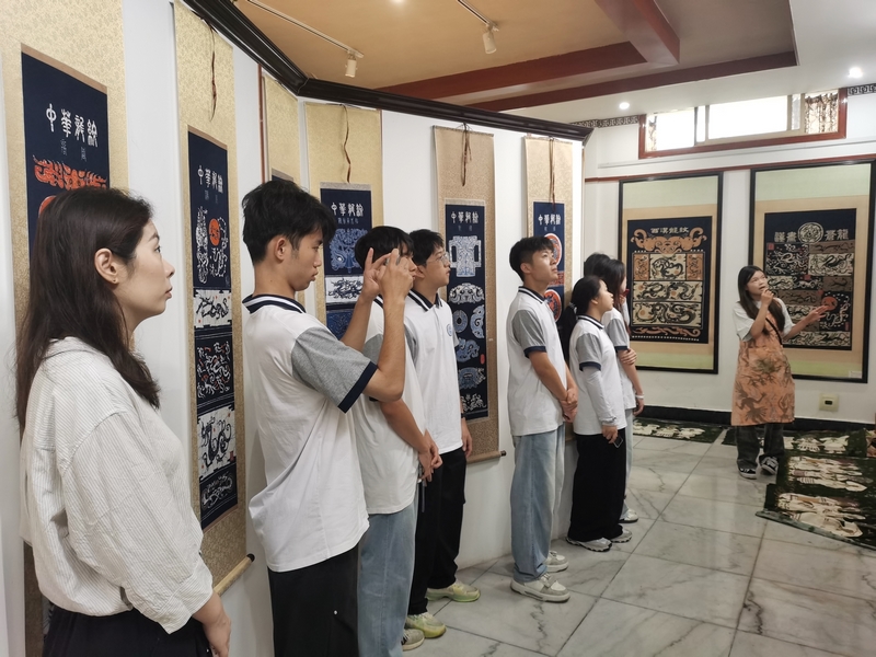 蜡染博物馆内，安顺职院旅游系学生为师生们讲解蜡染知识。