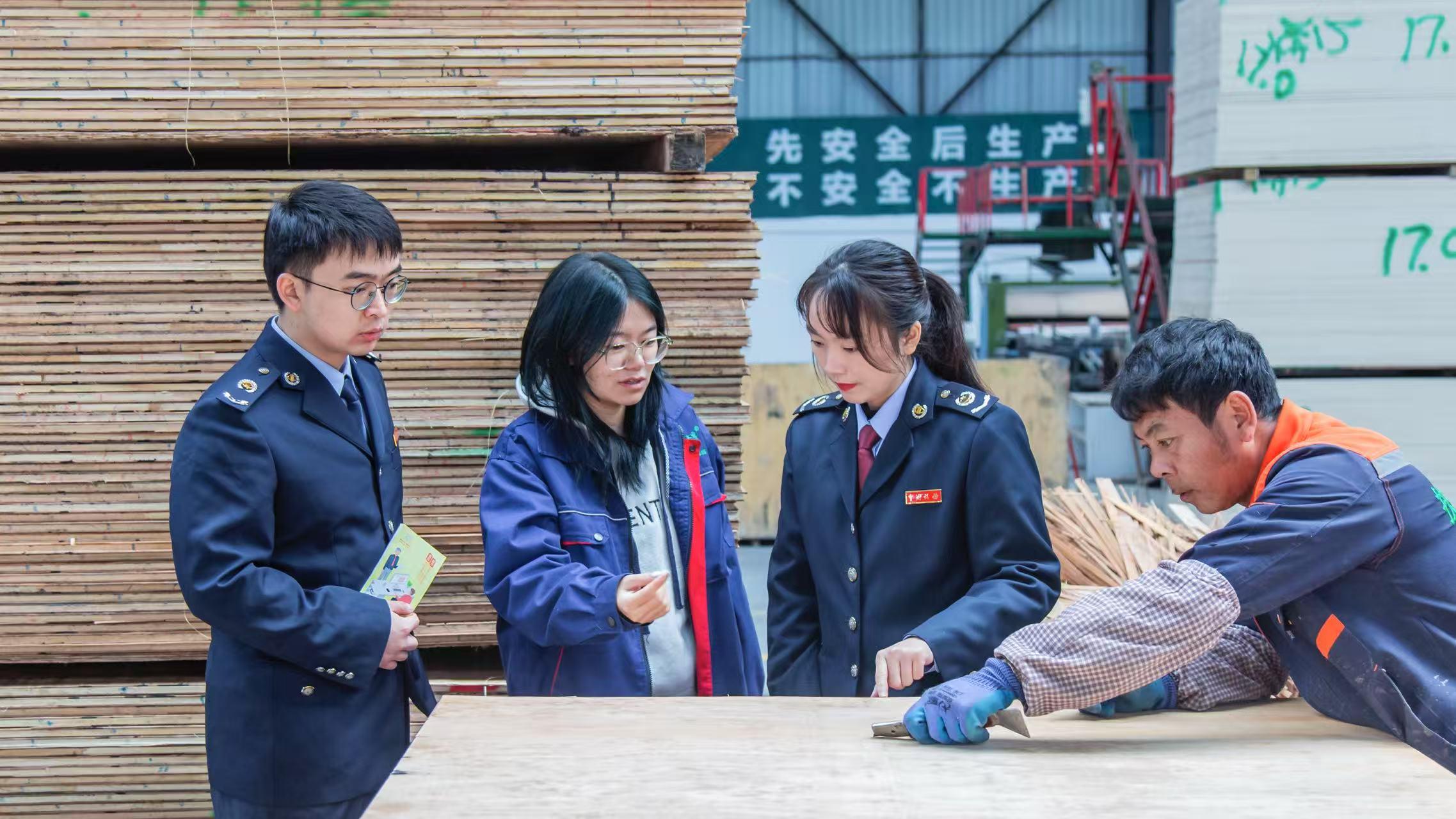 兴义市税务局税务人员走进贵州霖生木业有限公司，为企业解答税费政策适用疑难问题。张松摄