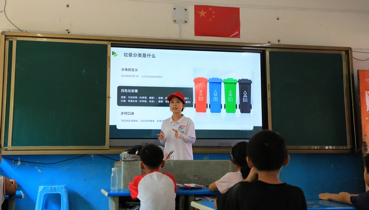 大学生志愿者正在给学生讲解垃圾分类知识。聂晶梅 摄.JPG