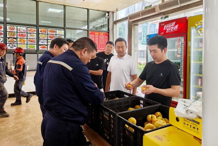 贵州华锦铝业公司食堂内职工购买新鲜的蟠桃。伍明莉摄