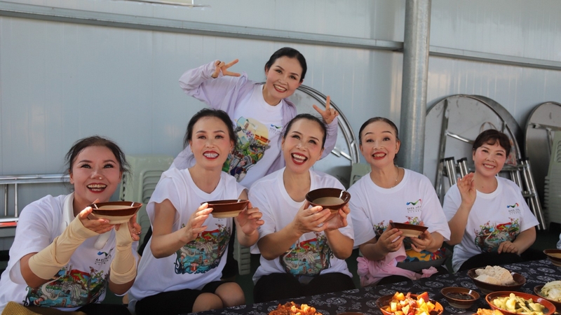 前來避暑的旅客。吳竹彧攝