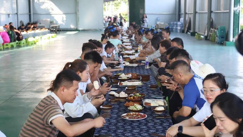 長桌宴。文俊入攝