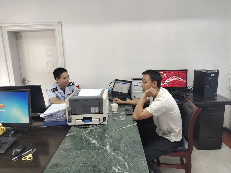 岑鞏縣稅務局稅干向企業講解規范票據管理和規范經營事宜。