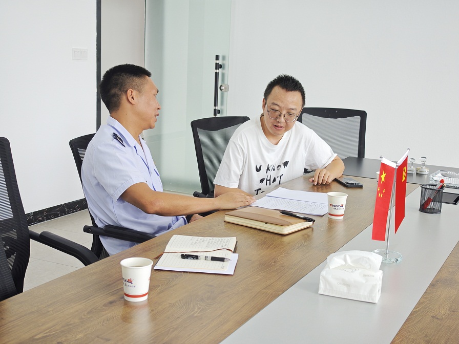 税务干部到新办企业进行“开业第一课”辅导。安顺市税务局供图