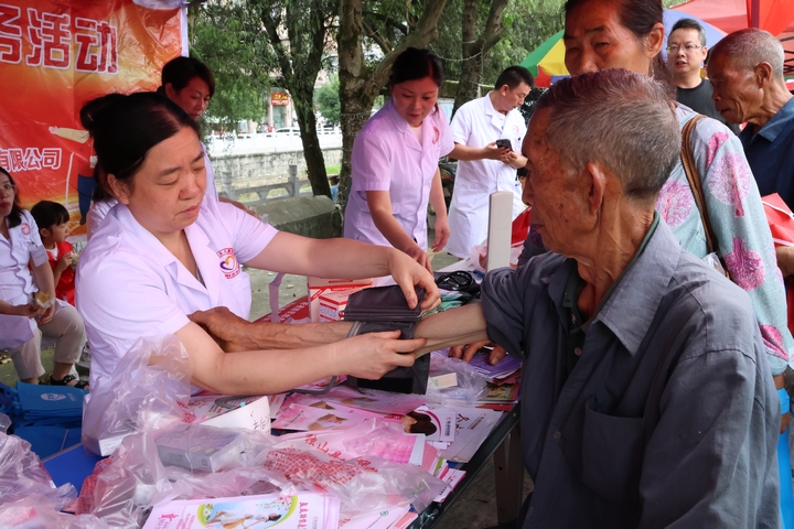 贵州独山：“志愿服务”进大集 便民服务暖人心。